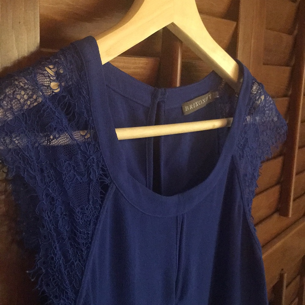 Gorgeous blue sleeveless blouse.